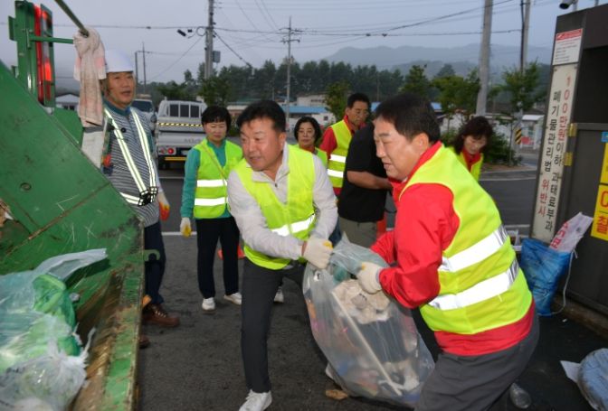 민선8기 출범 1주년 예산시장 청소 모습