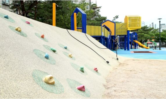 아동보호구역으로 지정된 행당동 어린이꿈공원의 모습. 짚라인과 트램펄린 시설을 비롯 물놀이형 수경시설까지 갖춘 어린이 맞춤형 놀이파크다.