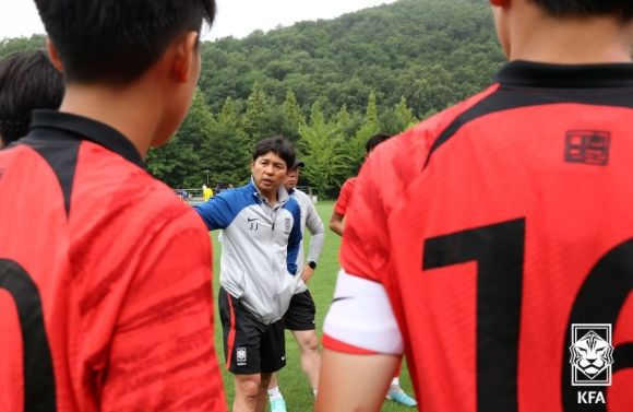 U-15 대표팀을 이끌고 있는 허정재 감독의 모습.