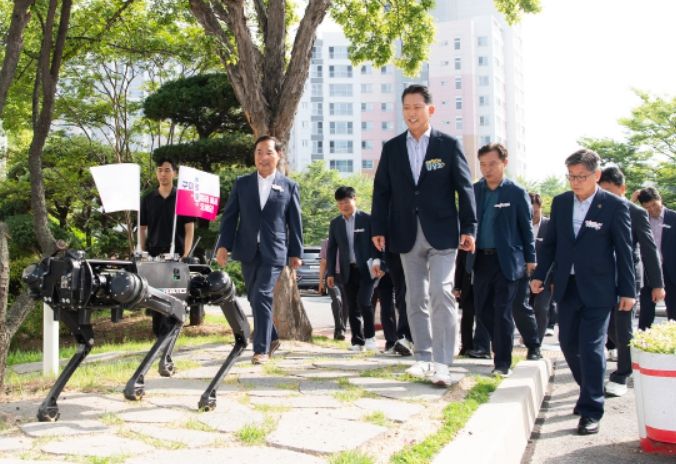 로봇이 동행한 김장호 구미시장 출근길
