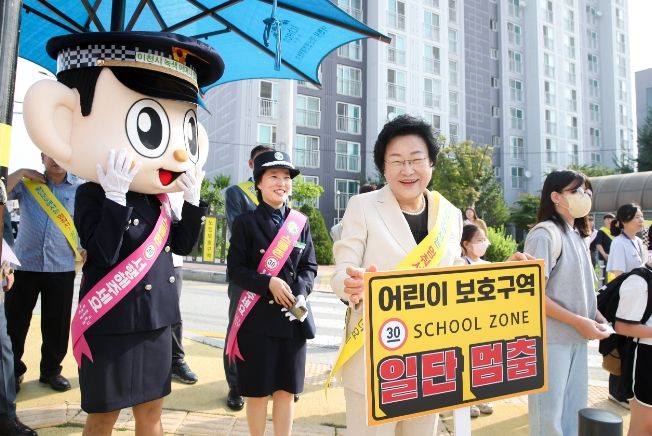 김경희 이천시장 어린이 등굣길 안전을 위한 교통안전캠페인 참여