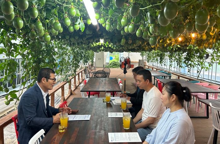 이상익 함평군수가 지난달 30일 손불면 ‘이리네 치유농장’을 방문한 모습