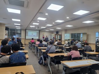 경주시가 의료급여 신규 수급자들을 대상으로 안강읍, 외동읍행정복지센터 대회의실에서 의료급여제도 교육을 실시하고 있다.