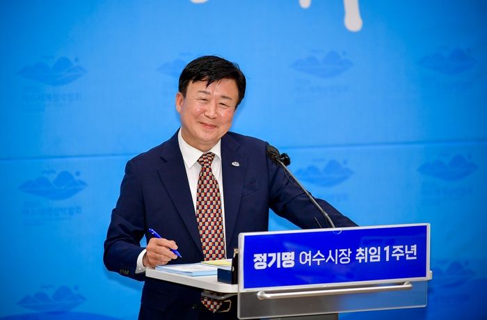 정기명 여수시장이 ‘취임 1주년 민선8기 여수시 시정 운영에 대한 여수시민협 여론조사 결과’에 대해 “조사결과를 객관적이라 생각하며 존중하고 겸허히 수용하겠다”고 밝혔다.