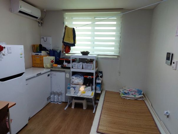 장기본동 지역사회보장협의체 위원들이 청소와 정리 정돈을 마친 후의 모습