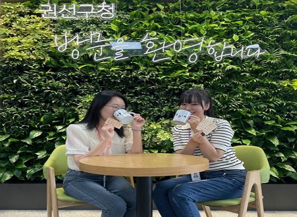 새빛머그컵 사용하는 직원들