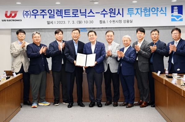 이재준 시장(오른쪽 6번째)과 노영백 회장(왼쪽 4번째) 등이 기념촬영을 하고 있다.