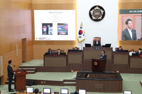 국기원 노후시설 관련 시정질문을 하는 김형재 시의원(오른쪽)