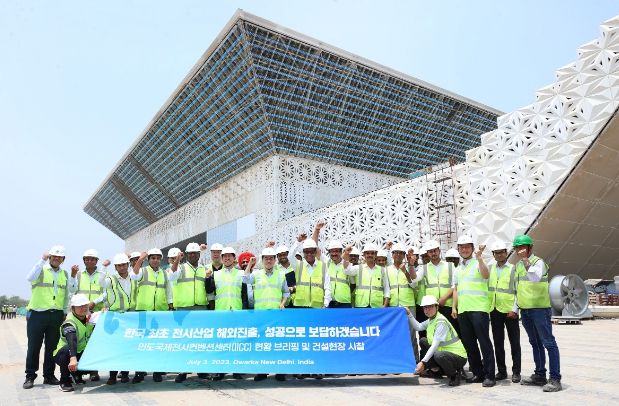 현지시간 3일 오전 인도를 방문한 김동연 경기도지사가 IICC 현장 관계자들과 기념촬영을 하고 있다.