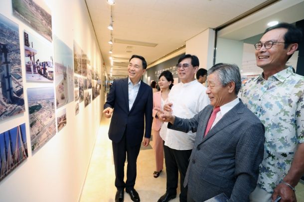 리마인드 강남전에서 토박이 주민들과 전시를 보는 조성명 강남구청장(왼쪽)