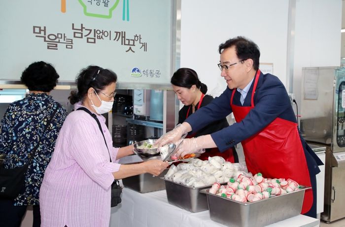 하승철 군수, 취임 1주년 맞아 노인·장애인 배식 봉사