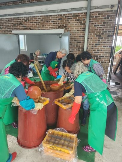사천시 새마을부녀회 저공해 재생비누 제조 및 아이스팩 세척 작업 실시