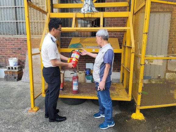 축압식소화기로 교체해주는 장면