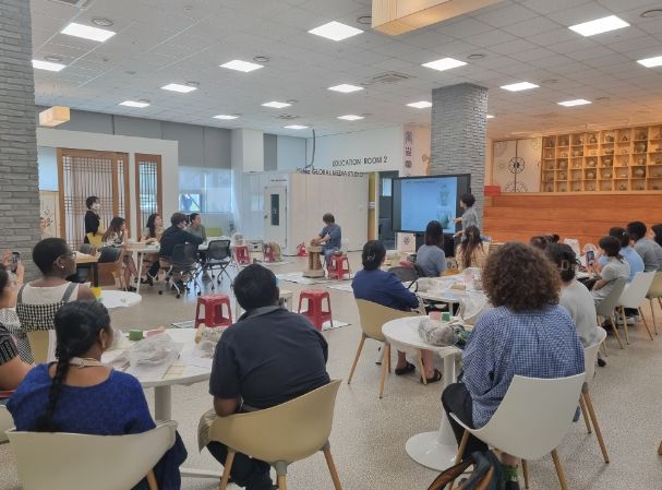 IFEZ글로벌센터 외국인 대상 녹청자 도예 강좌