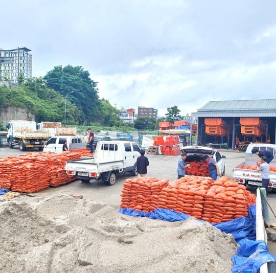 순천시가 수해 예방을 위해 공동주택 단지에 모래주머니를 배부했다