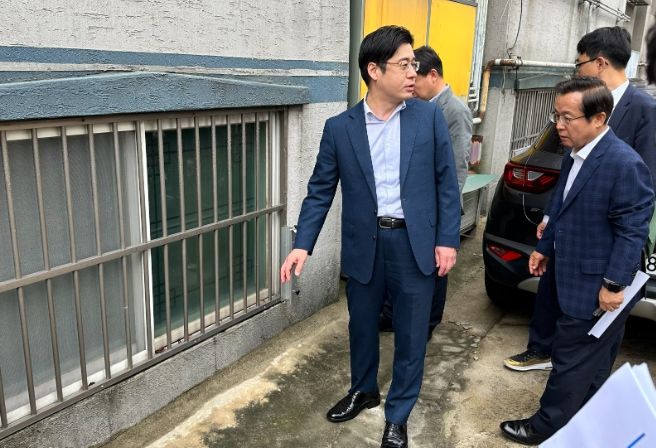 송재환 부천시 부시장은 반지하주택 현장 점검차 부천시를 방문한 오병권 행정1부지사 및 시 관련 부서장들과 함께 소사본동 침수방지시설 현장을 점검했다.