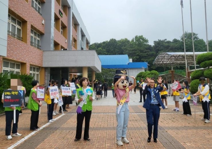 등굣길 학교폭력 및 흡연 예방 합동 캠페인