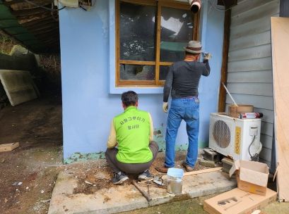 여수시 소라면 지역사회보장협의체는 지난 2일 사랑그루터기 봉사단, 진보사랑 봉사단과 협력해 주거 위기가구에 주거환경개선 사업을 진행했다.