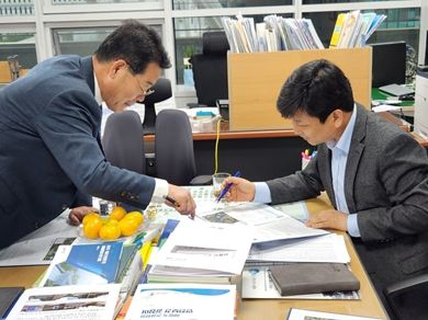 행정안전부 재난관리정책관을 방문하여 사업 설명하는 권익현 부안군수