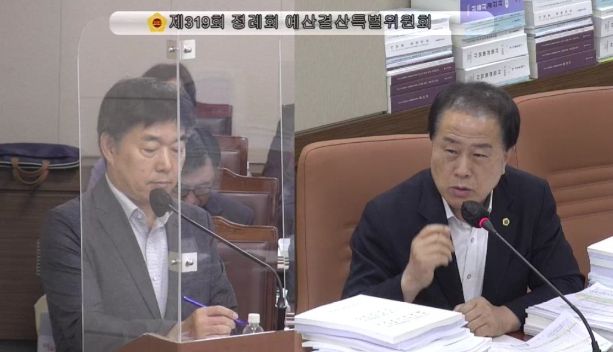 서울시 푸른도시여가국 국장에게 질의하는 김용호 시의원(오른쪽)