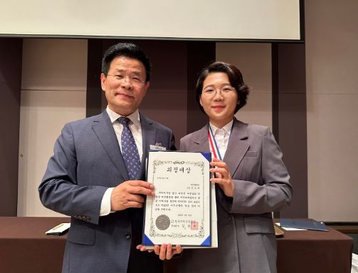 강진군의회 김보미 의장(오른쪽)이 김용숙 전국지역신문협회 중앙회장(왼쪽)과 기념사진을 촬영하고 있다.