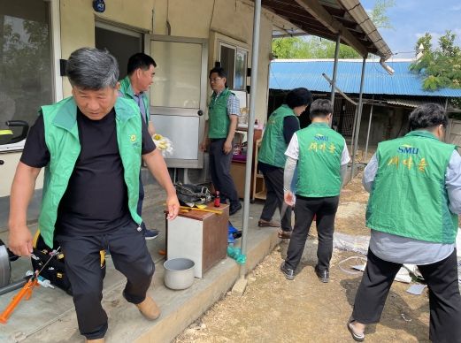 석성면 새마을지도사 주거환경 개선 봉사활동 장면