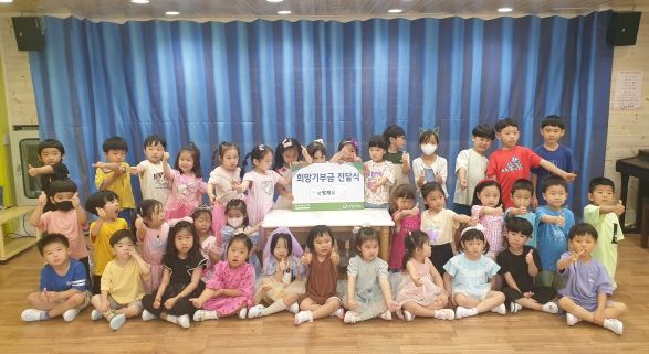 굿네이버스 경기서부지부는 예능영재유치원과 기부금을 전달했다.