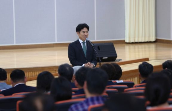 김대중 전남교육감이 2023전남교육희망포럼에 참석해 인사말을 하고 있다.