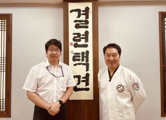 간담회를 마친 후 도기현 회장(우)과의 기념사진
