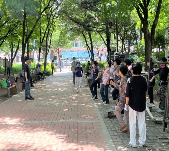 당산근린공원에서 어르신들이 치매 예방 체조를 하고 있다