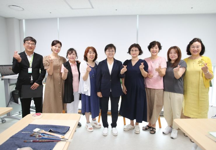 이순희 강북구청장이 50플러스센터를 방문해 시설을 둘러보고 미술수업에 참여하는 구민들과 기념사진을 찍었다.