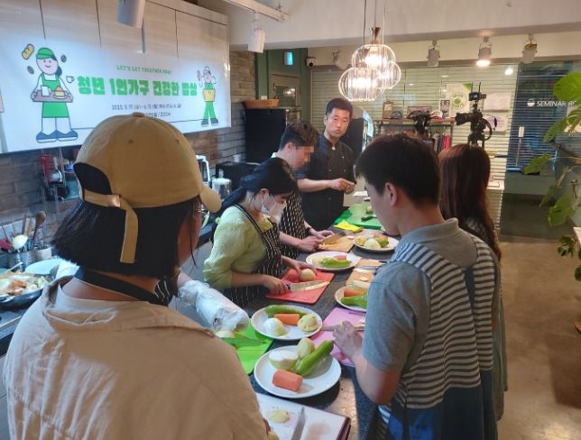 혼밥 청년들이 청년공간 이음 공유주방에서 함께 모여 요리를 배우고 있다