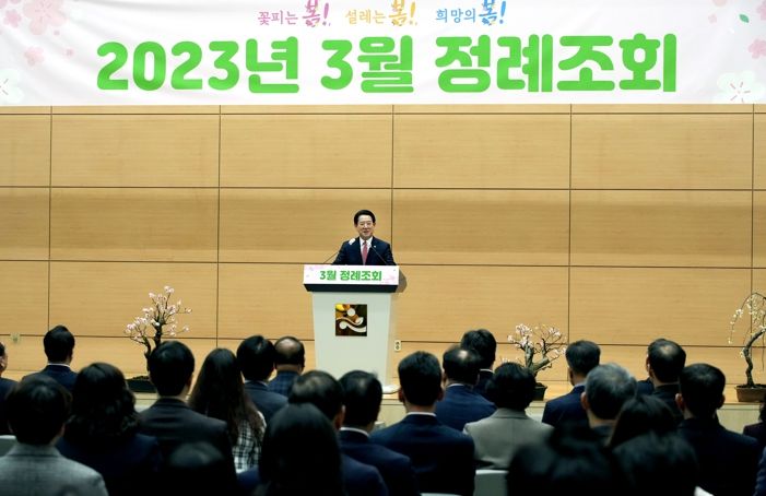 전라남도가 공익직불금 관련 업무 이원화에 따른 농민 불편 해소를 위해 전국 최초로 추진한 국립농산물품질관리원 전남지원과의 협업 사례가 전국 확산 모델이 됐다. 3월 2일 김영록 전남도지사가 3월 정례조회에서 협업을 강화하면서 민첩한 조직문화(에자일) 활성화를 강조하는 모습.