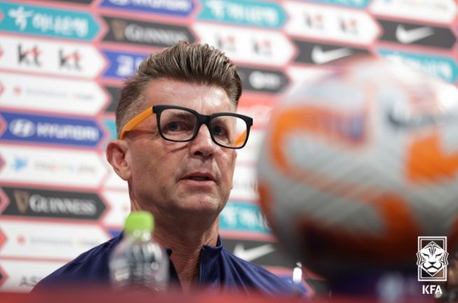 여자대표팀 콜린 벨 감독이 월드컵 최종명단 발표 기자회견에서 취재진의 질문에 답하고 있다.