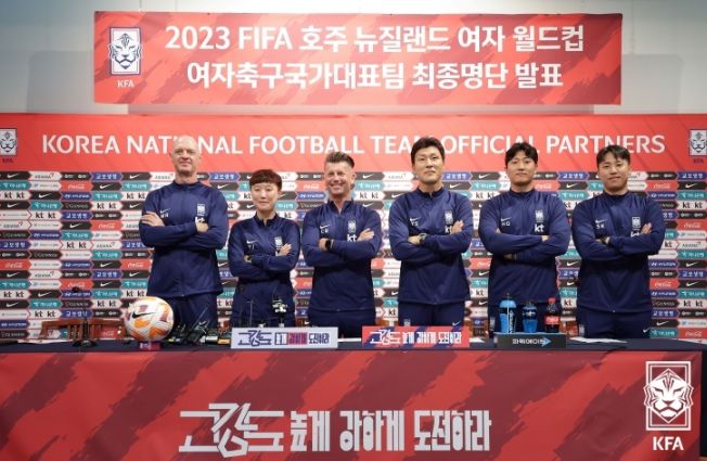 여자대표팀 코칭스태프의 모습. (왼쪽부터) 맷 로스 수석코치, 박윤정 코치, 콜린 벨 감독, 정유석 골키퍼코치, 정현규 피지컬코치, 정상권 전력분석관.