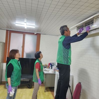 여수시 문수동 새마을회는 여름철을 맞이해 지난 4일 경로당을 방문해 에어컨 청소 봉사활동을 펼쳤다.