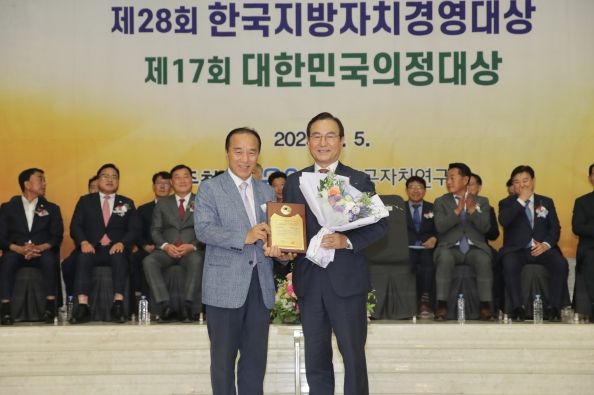 5일 한국공공자치연구원이 주관한 제28회 한국지방자치경영대상에서 천안시가 단체 부문 ‘행정혁신 대상’을, 박상돈 천안시장이 개인 부문 ‘최고경영자상’을 수상했다.