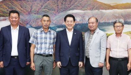 김영록 전라남도지사가 5일 오후 도청 접견실에서 윤일권 전국농민회 광주전남연맹 의장 및 임원진과 면담을 마친 뒤 기념촬영을 하고 있다.