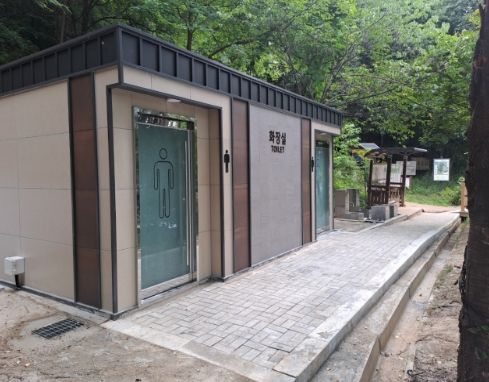 봉화산 공중화장실 전경