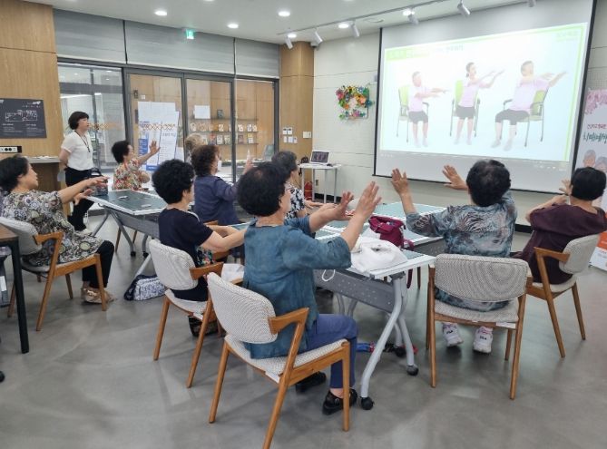 팔달구 치매안심센터가 혹서기 프로그램을 진행하고 있다.