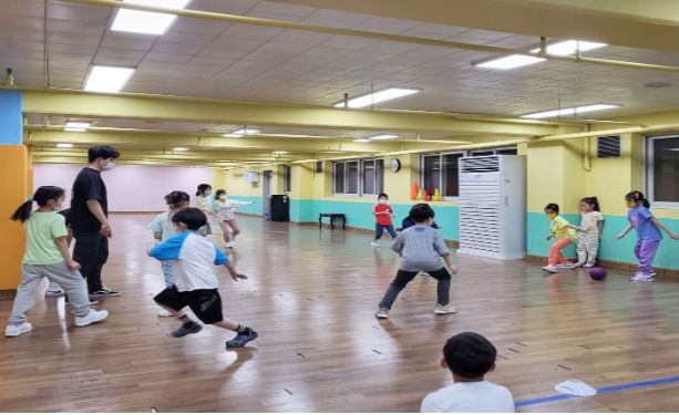 어린이들이 즐겁게 뛰어노는 모습