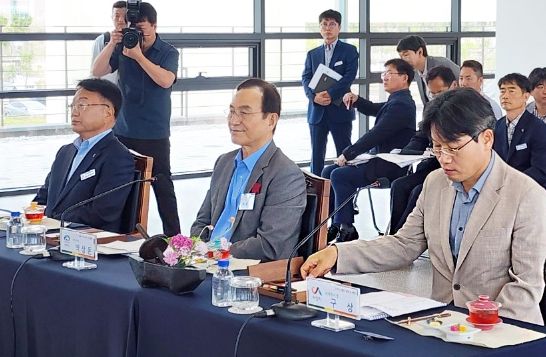 6일 울진군 후포마리나항에서 열린 중부권 동서횡단철도 제8회 시장‧군수 협력체 회의 모습