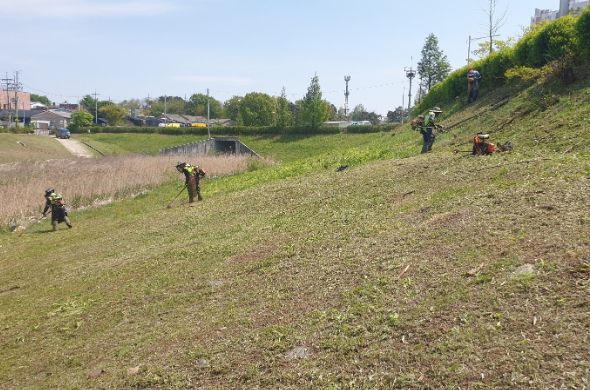 김포시는 유수지 유지관리 사업을 통해 쾌적한 환경을 조성해 나가겠다는 계획이다. <사진>은 예초 작업 장면이다