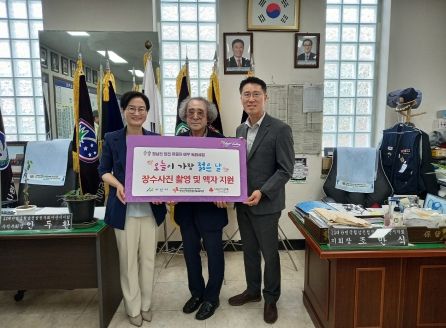 장수 사진 전달 기념사진. (왼쪽부터) 이현경 국장, 조만식 지회장, 김원세 탕정한마음종합사회복지관 김원세 관장