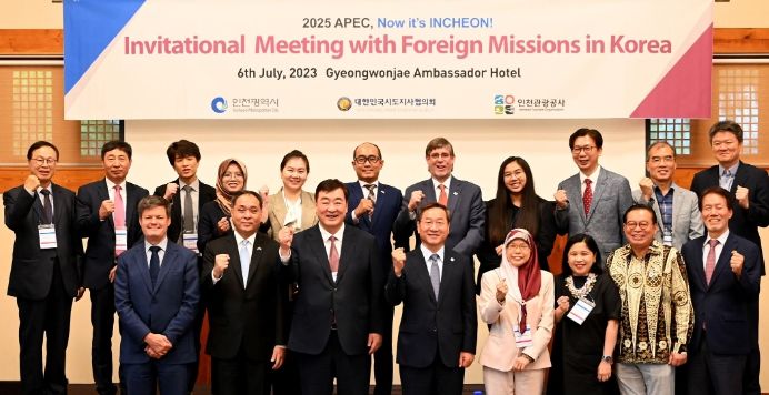 유정복 인천광역시장이 6일 경원재에서 열린 'APEC 회원국 주한외국공관 초청 간담회'에서 주한공관 대사들에게 2025 APEC 정상회의 인천유치 당위성을 설명한 뒤 기념촬영을 하고 있다.