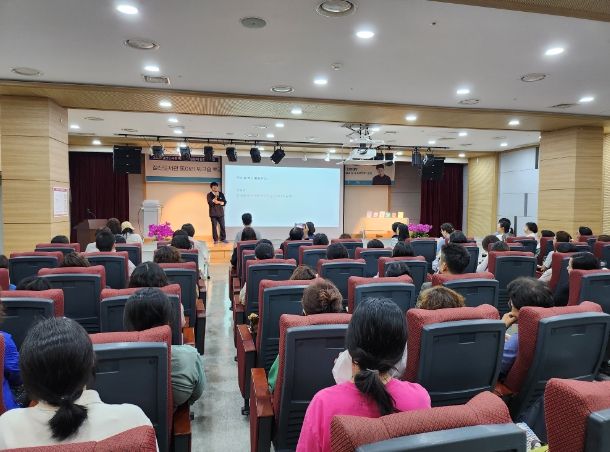 광명시 철산도서관은 지난 5일 광명시민과 독서문화공동체 회원들이 참여한 가운데 동아리 워크숍을 성황리에 개최했다.