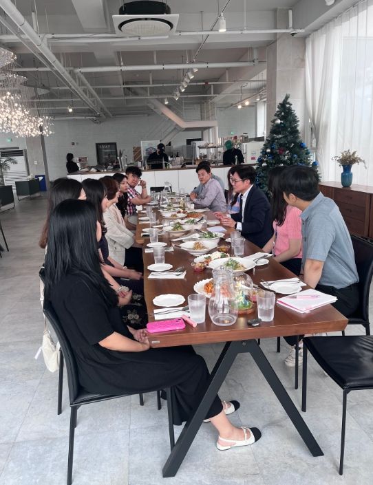 김병수 김포시장이 관광진흥과 직원들과 함께 ‘소통 밥상’을 진행하고 있다.