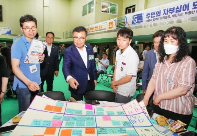 지난 6일 개최된 2023 중랑비전 원탁회의에서 류경기 중랑구청장(왼쪽에서 두 번째)과 주민들이 의견을 나누고 있다