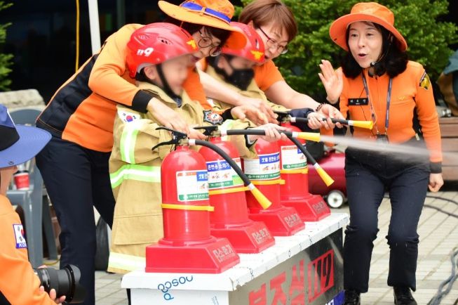 안전체험 한마당에서 소화기 분사를 체험하고 있는 아이들의 모습