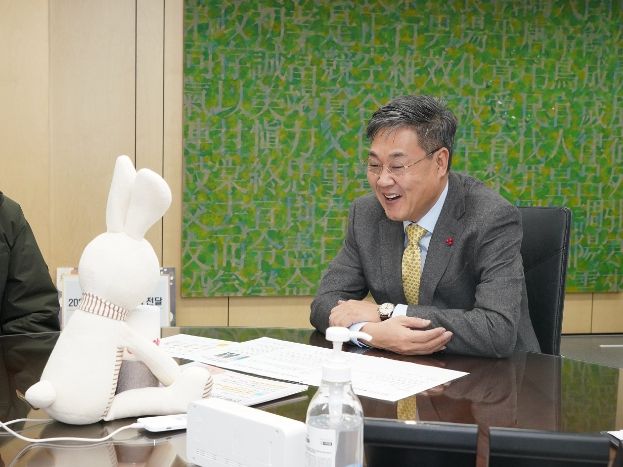 취약계층 홀몸어르신에게 보급한 ‘인공지능 반려로봇’ 기능을 확인하는 정문헌 구청장